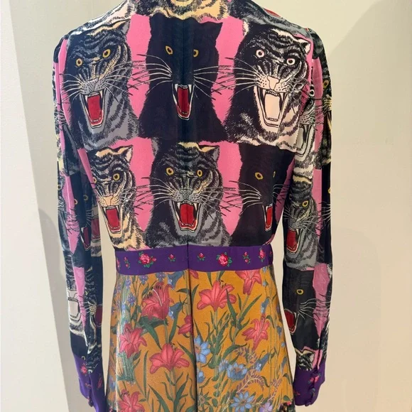Gucci Tiger Print Dress

Length-46 inches

Bust - 18 inches 

Waist -15 inches - Picture 5 of 7
